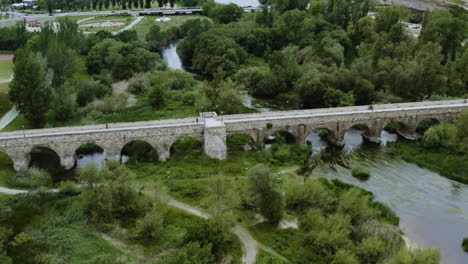 Panorama-Del-Paisaje-Acuático-Español-Del-Río-Tormes-Y-El-Antiguo-Hito-Del-Puente-Romano-En-Salamanca,-España