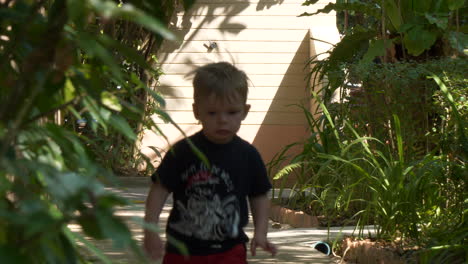 lindo niño pequeño corriendo al aire libre