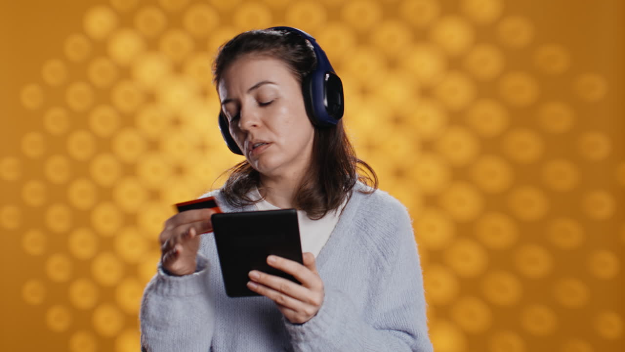 mujer comprando libros electrónicos para lector electrónico, escribiendo en pantalla, fondo de audio