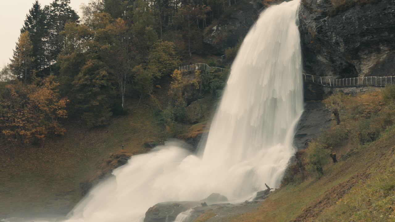 una famosa cascada de steindalsfossen cerca de northeimsund