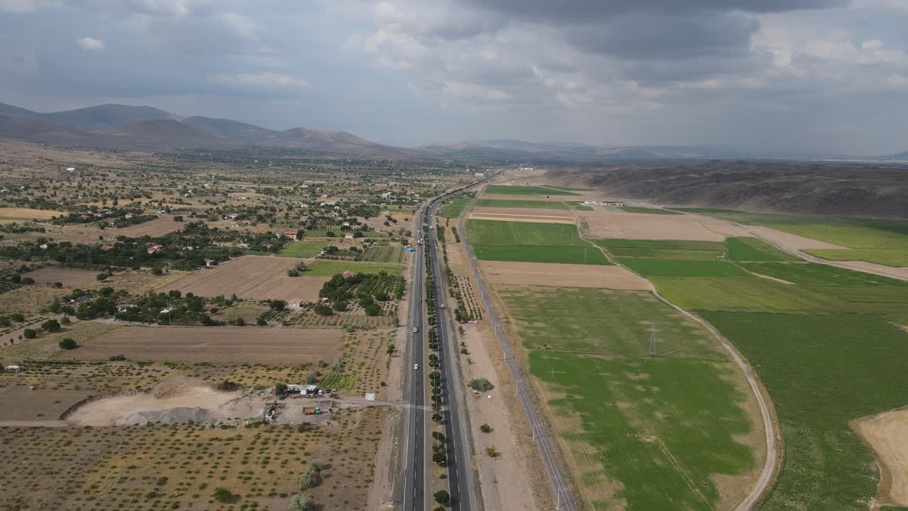 el camino a través de las tierras agrícolas