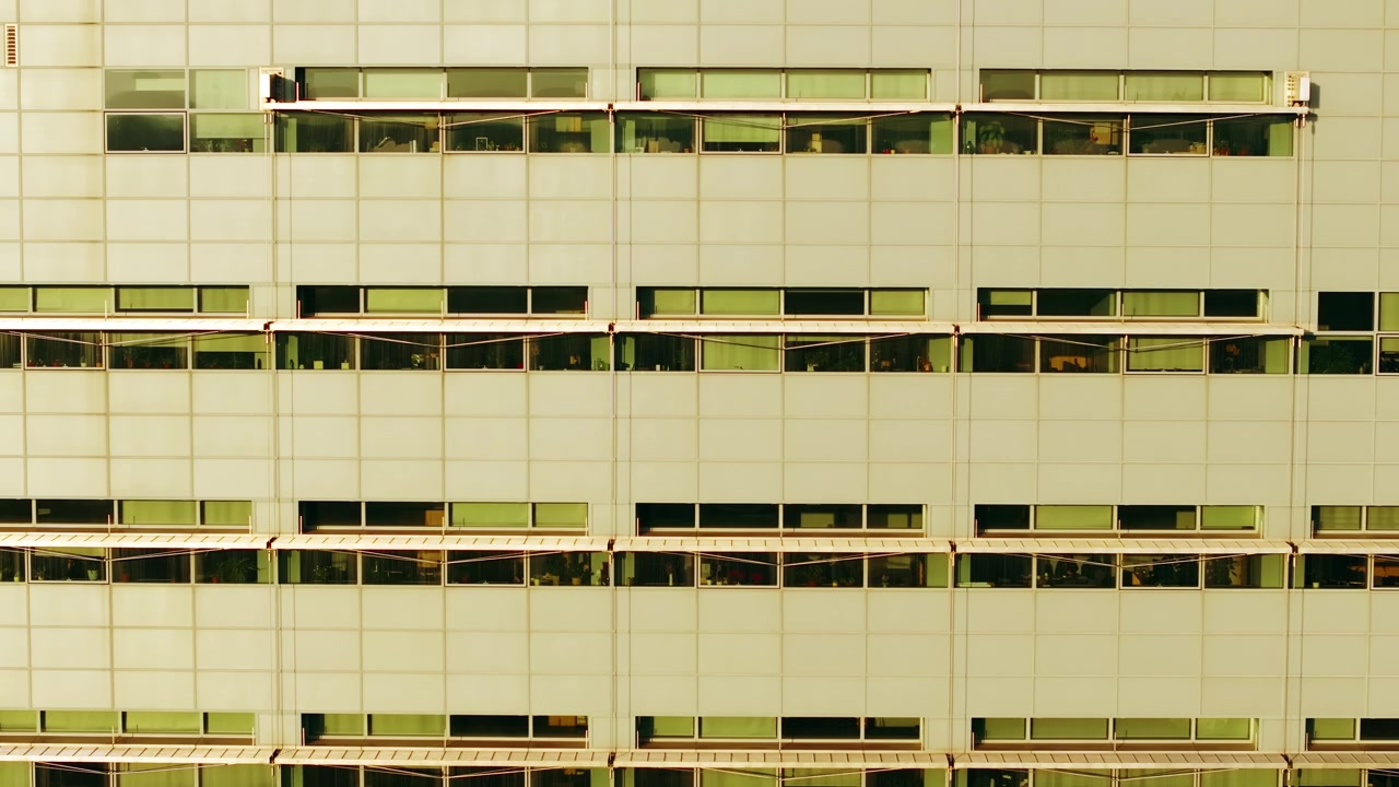 Luz cálida del atardecer, patrones repetitivos en la fachada del icónico edificio de la biblioteca de Letonia