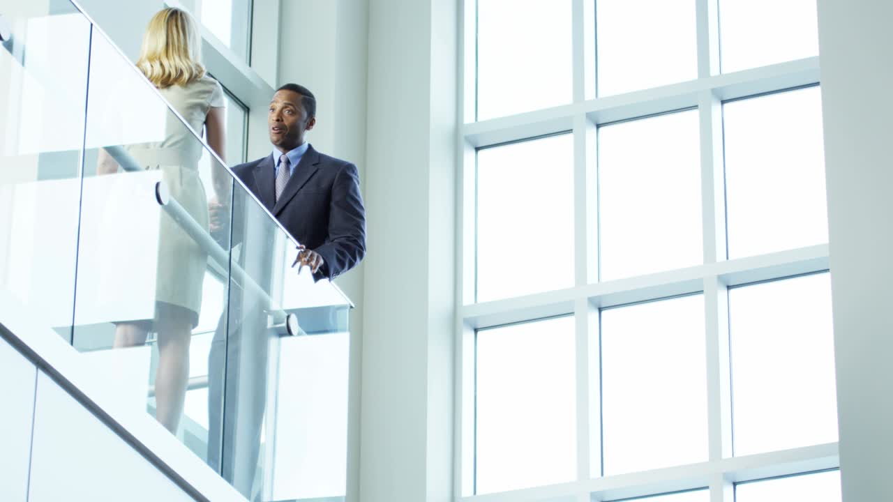 Professionisti finanziari multietnici che si incontrano con una stretta di mano