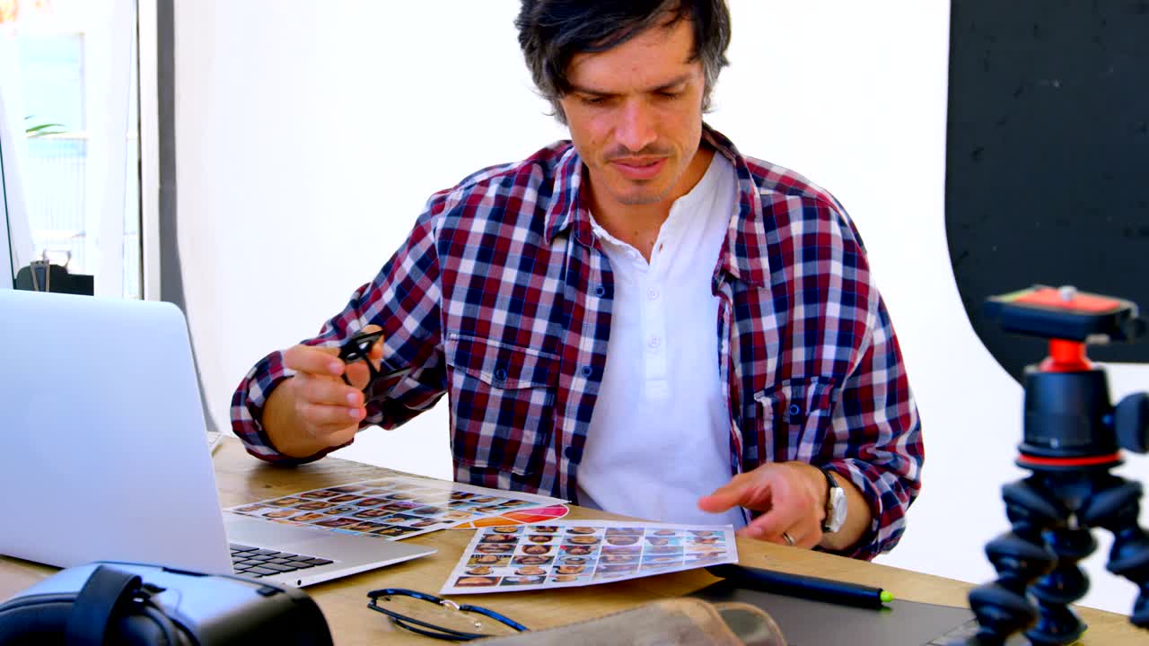 fotógrafo masculino comprobando fotos con lupa 4k