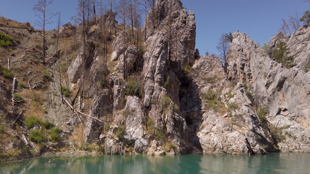 lago y acantilados de montaña en el cañón verde cerca de manavgat, región de antalya, turquía
