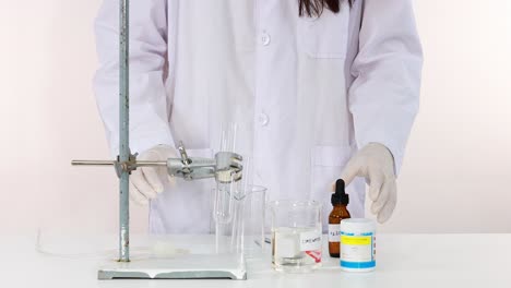 demostración de una reacción química en un entorno de laboratorio