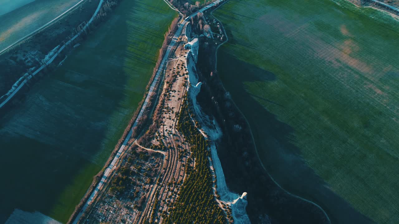 과 도로 가 있는 언덕 지형 의 공중 풍경