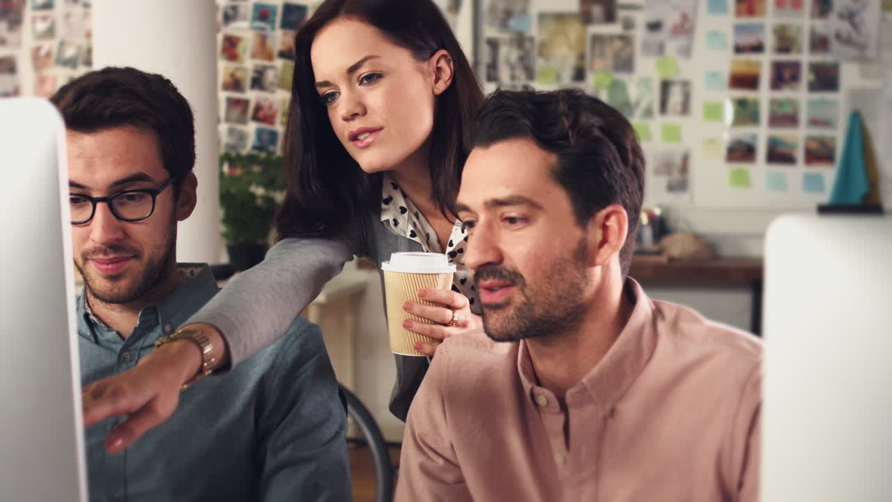 트렌디한  ⁇ 스터 사무실에서 창의적인 비즈니스 팀이 모여 새로운 아이디어를 논의합니다.