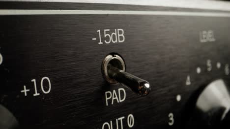 primer plano del panel de control del mezclador de audio