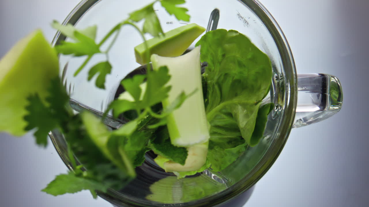 frutas crudas verduras cayendo mezclador en súper cámara lenta de cerca. comida vegana