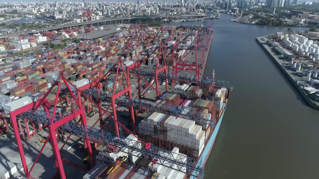 드론 컨테이너 선박이 항구에 선적되고 있는 모습