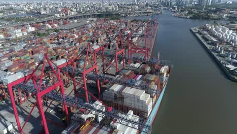 vista aérea con un buque portacontenedores con drones que se está cargando en un puerto