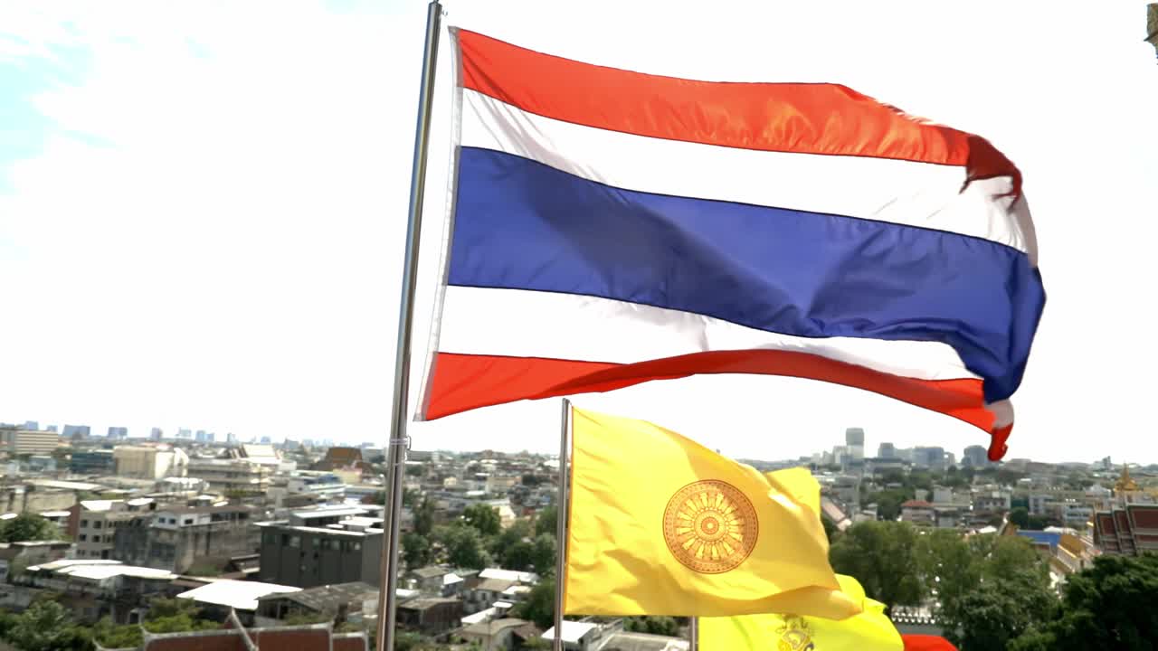 Melihat bendera Thailand di kuil