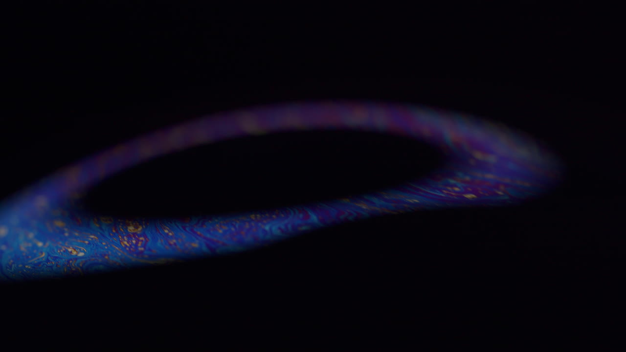 patrones de luz rítmica de un líquido de color arcoíris que crean fascinantes formas y patrones abstractos
