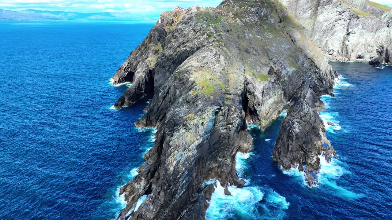 아일랜드의 서사시적인 장소: 셰이프 헤드 반도, 야생 물결, 바다 동굴, 그리고 극적인 풍경 속의 등대