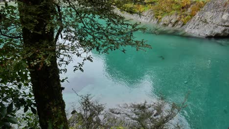 los planos de cama en ángulo forman una orilla empinada para un río cristalino