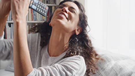 mujer feliz cantando karaoke en casa celebrando divirtiéndose disfrutando de la música el fin de semana 4k