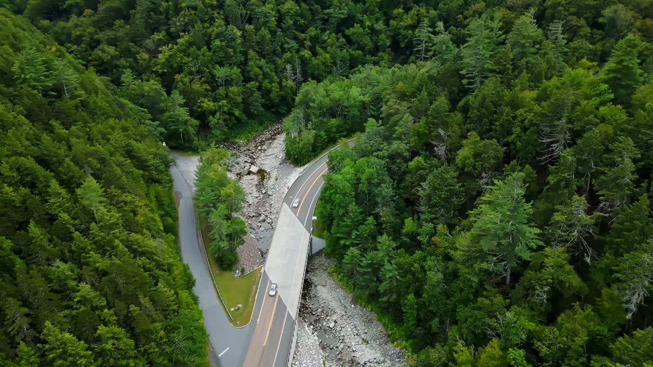 Mohawk Trail Scenic Road gennem tætte skove i Berkshire, Massachusetts, USA - dronefoto