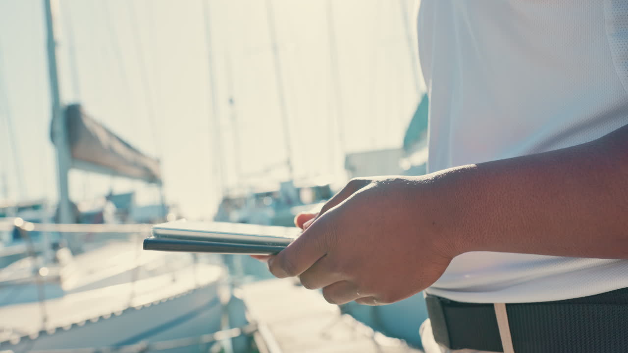 이메일, 타이핑, 그리고 항구에서 태블릿을 들고 있는 손