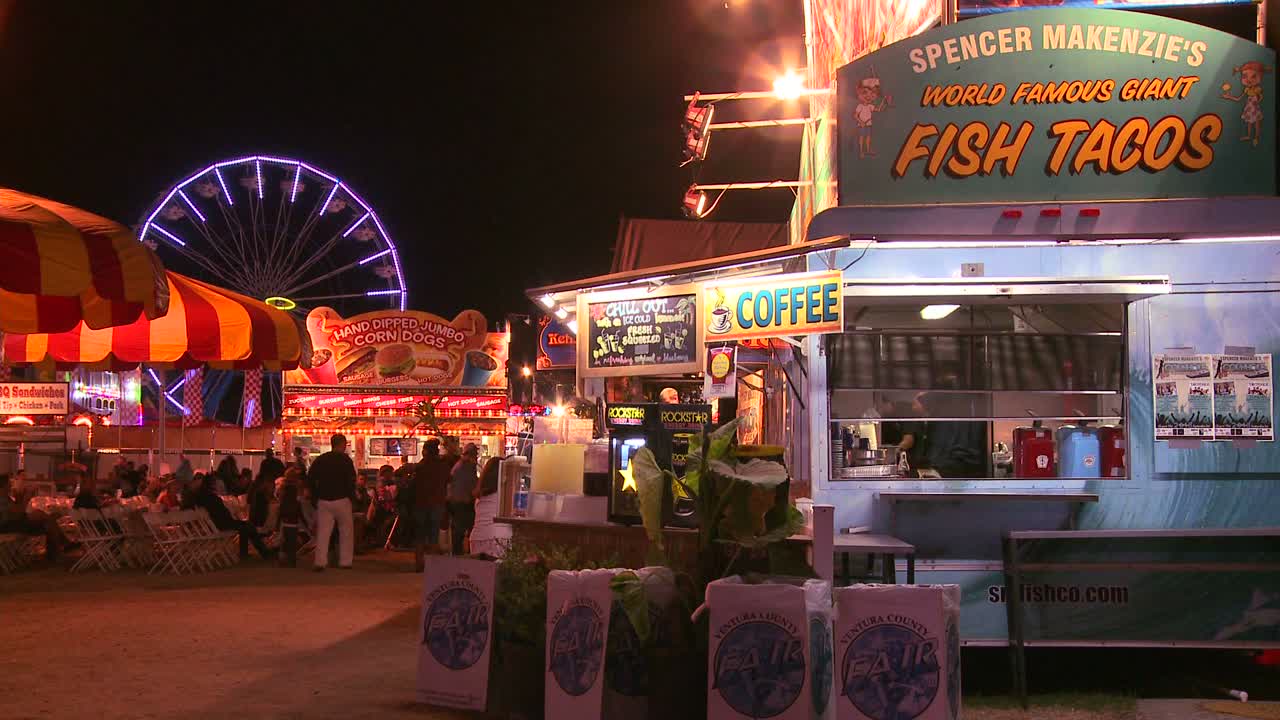 밤에 놀이 공원 카니발 또는 주립 박람회의 설정 샷 1