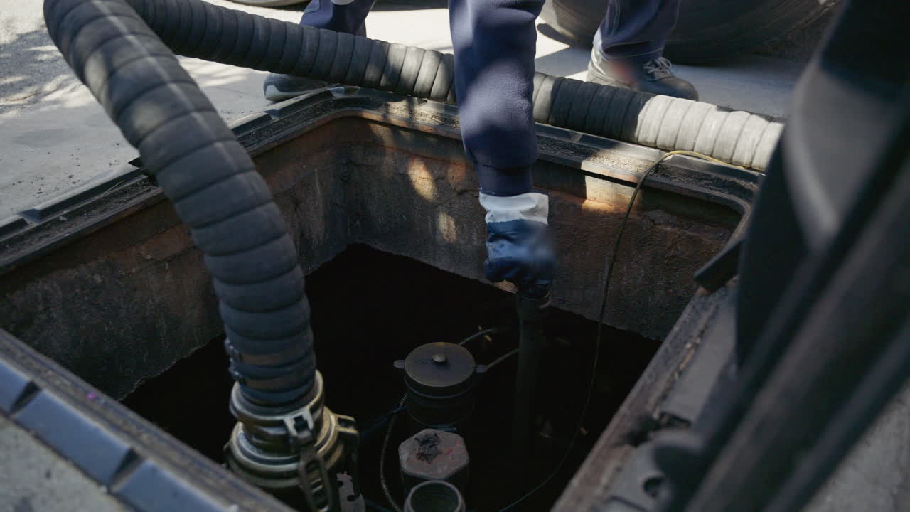 Measuring the fuel level in the gas station tank during the petrol crisis