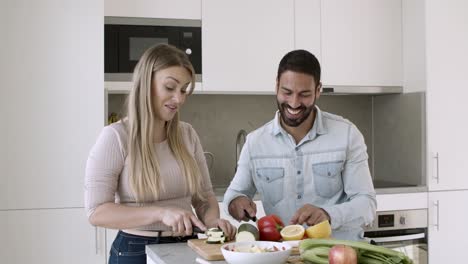 Glückliches-Junges-Paar,-Das-Gemeinsam-Salat-Kocht