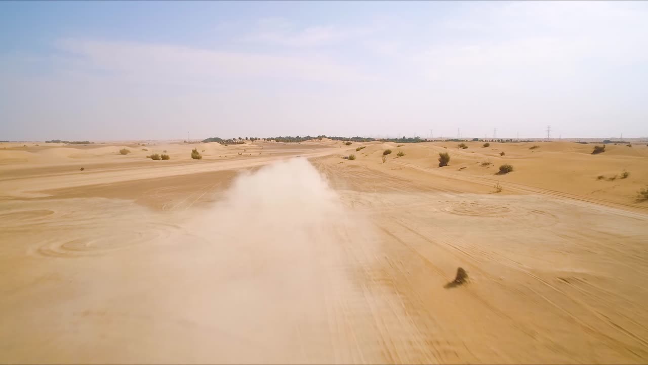 검은색 4x4 트럭은 uae 두바이 외곽 사막의 모래 언덕 근처의 오프로드 경로를 따라 경주합니다.