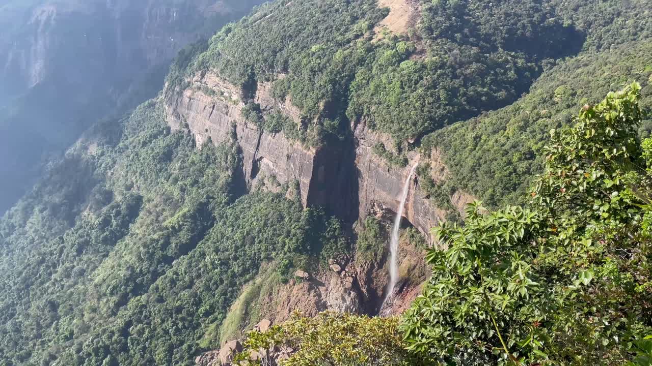 Thác Nohkalikai ở Meghalaya, gần Cherrapunji, Ấn Độ