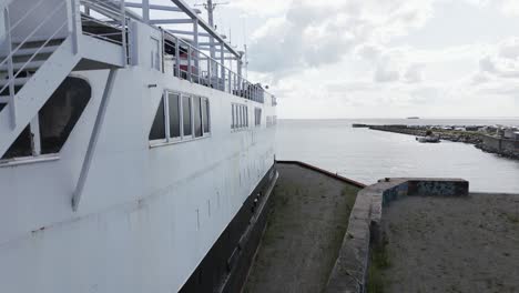 viejo barco en el puerto cerca de un gran puente sobre el mar