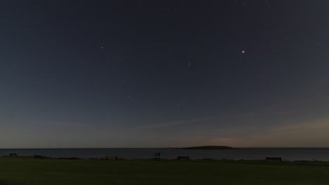 Sinfonía-Cósmica:-Timelapse-Del-Cielo-Nocturno-Sobre-El-Puerto-De-Skerries-Con-Estrellas,-Aviones-Y-Estrellas-Fugaces,-Con-St