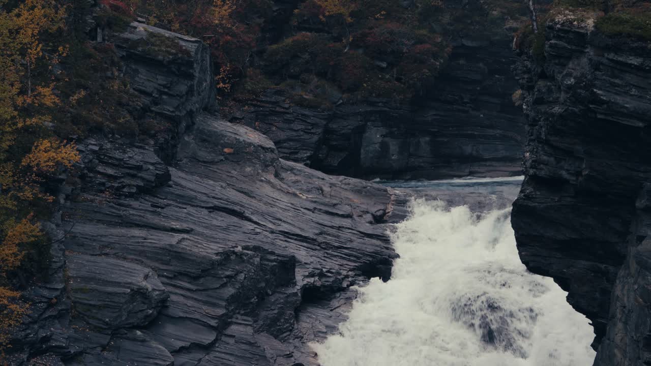 cascada que fluye a través del acantilado rocoso de la montaña en el bosque