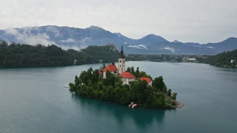 Schwenkbare-Drohnenaufnahme-Des-Bleder-Sees,-Slowenien-Am-Morgen-Im-Sommer