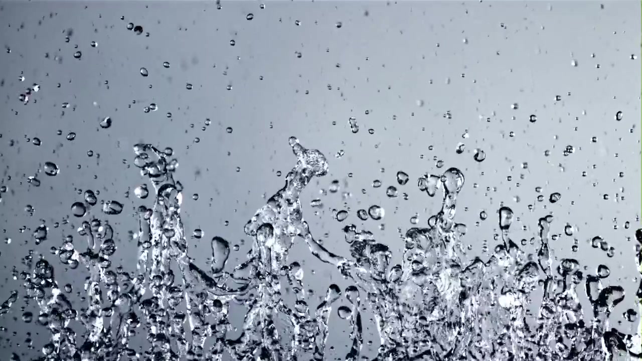 Dynamisches Wasserspritzen und fallende Tropfen in Zeitlupe