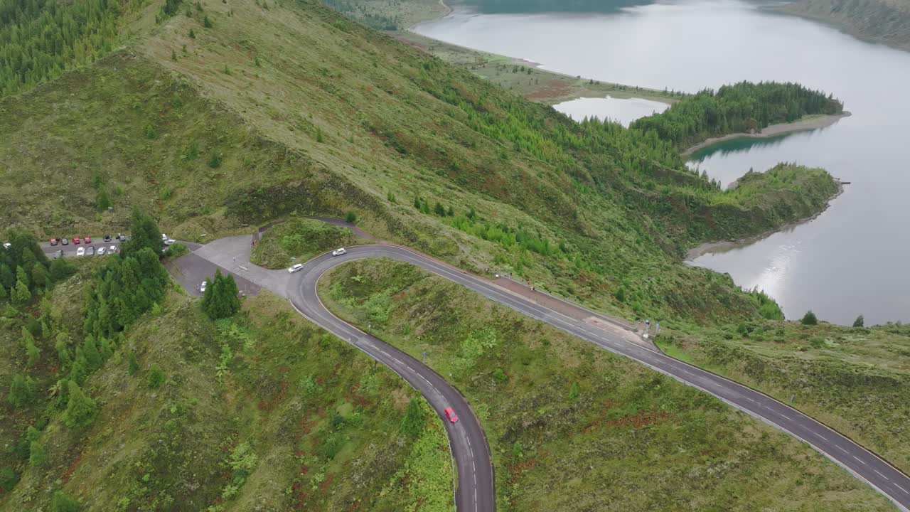 vista de avión no tripulado de la carretera sinuosa y la lagoa do fuego durante un día nublado, azores