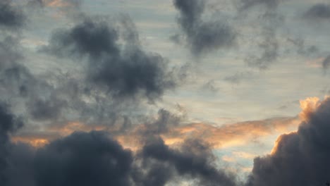 grandes nubes dramáticas atrapando la luz dorada del sol durante el atardecer australia maffra gippsland victoria