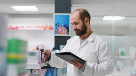 Asistente-De-Farmacia-Escanea-Paquetes-Con-Medicamentos-Y-Remedios.