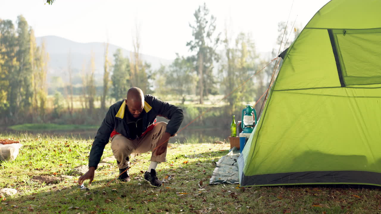 캠핑, 텐트 및 자연에서 흑인 남자 설정