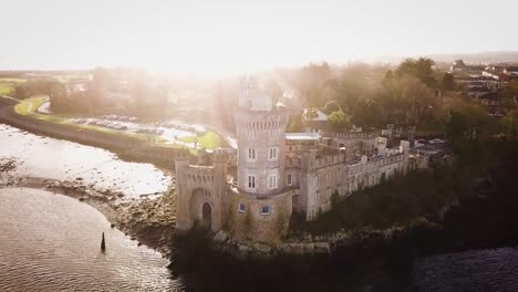 imágenes de drones aéreos del castillo de roca negra desde lejos con bengalas solares