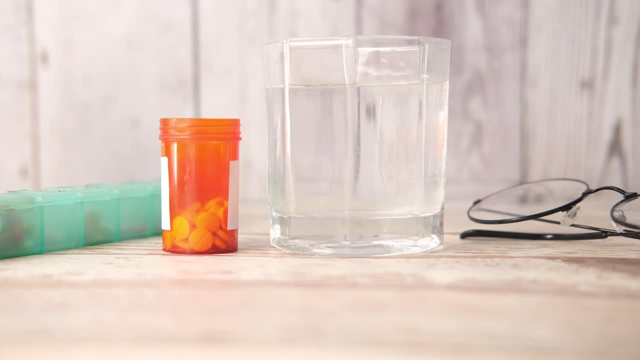 medicamentos y agua en la mesa