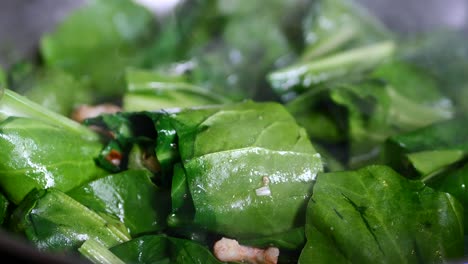 Fresh-spinach-leaves-on-table