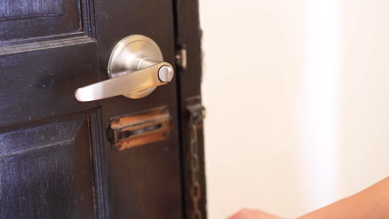 puerta asegurada con cadena