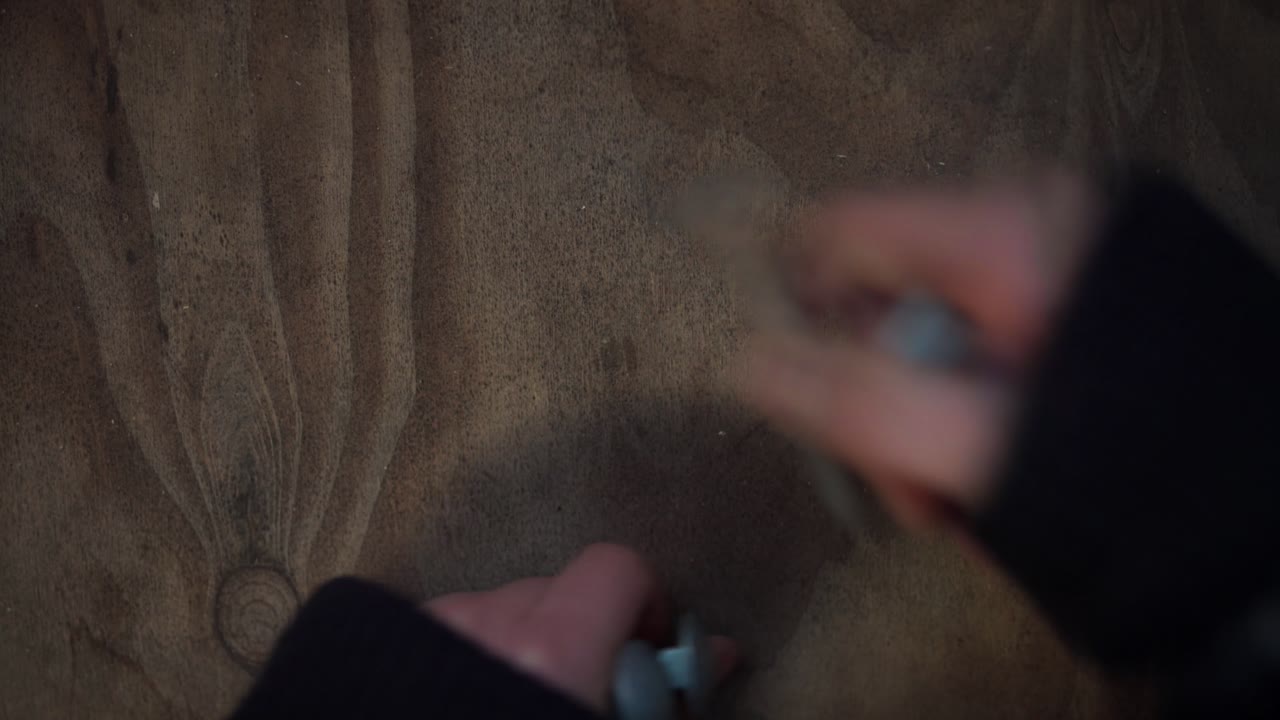 un hombre está colocando tuercas y pernos en la mesa con la mano en indre fosen, condado de trondelag, noruega - de cerca