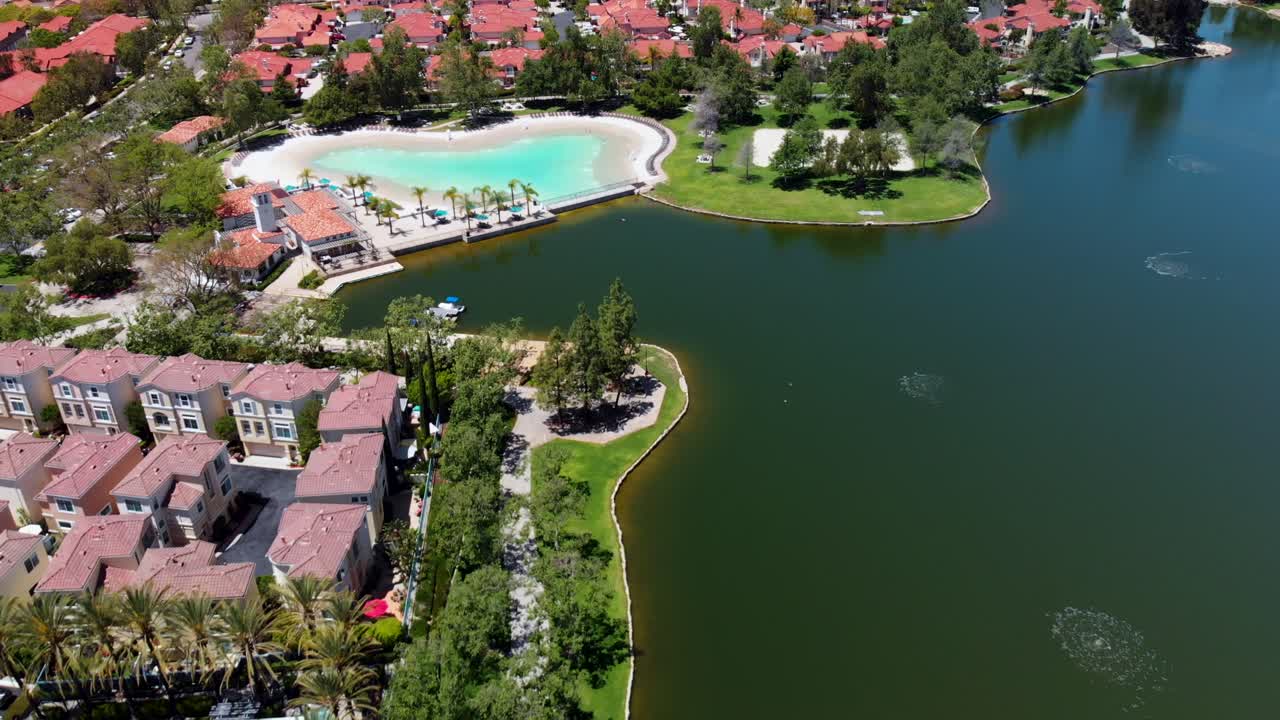 커뮤니티 호수와 클럽하우스 모래 석호 수영장의 높은 수준의 공중 비행