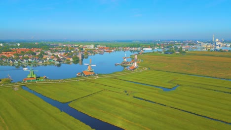 un disparo suave de un lago en una ciudad y un paisaje verde con rastros de distribuidores