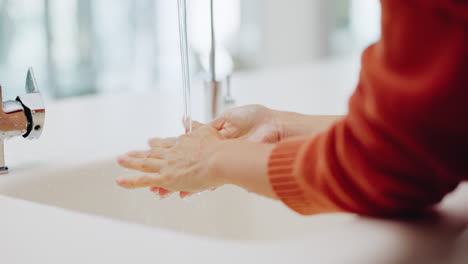 agua, lavado de manos y limpieza en el fregadero