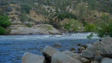 Los-Sonidos-De-Un-Río-Que-Corre-En-El-Río-Kern,-California,-Con-Rápidos-Blancos.