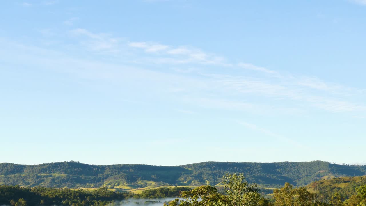안개가 가득한 산맥 풍경