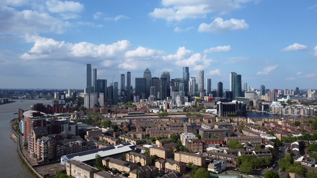 영국 런던의 금융 및 비즈니스 지구 위를 날아다니는 드론 촬영
