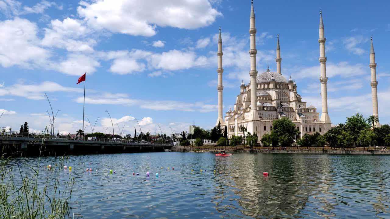 sabancı merkez camii (inglés: mezquita central de sabancı) junto al río seyhan en adana, turquía