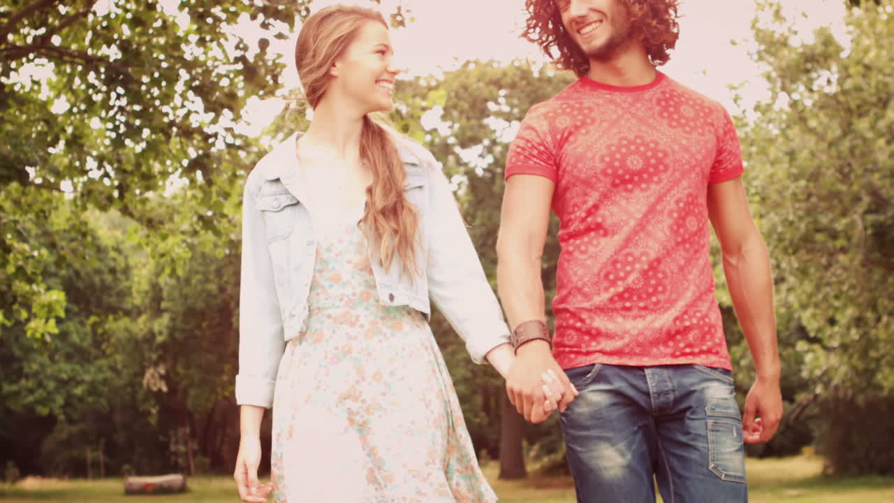 느린 동작으로 공원에서 귀여운 커플